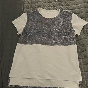 Lululemon Women's White Short Sleeve Snap ShotTee with Black Patterned Yoke